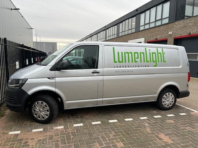 De bedrijfsbus van Lumenlight bij het pand
