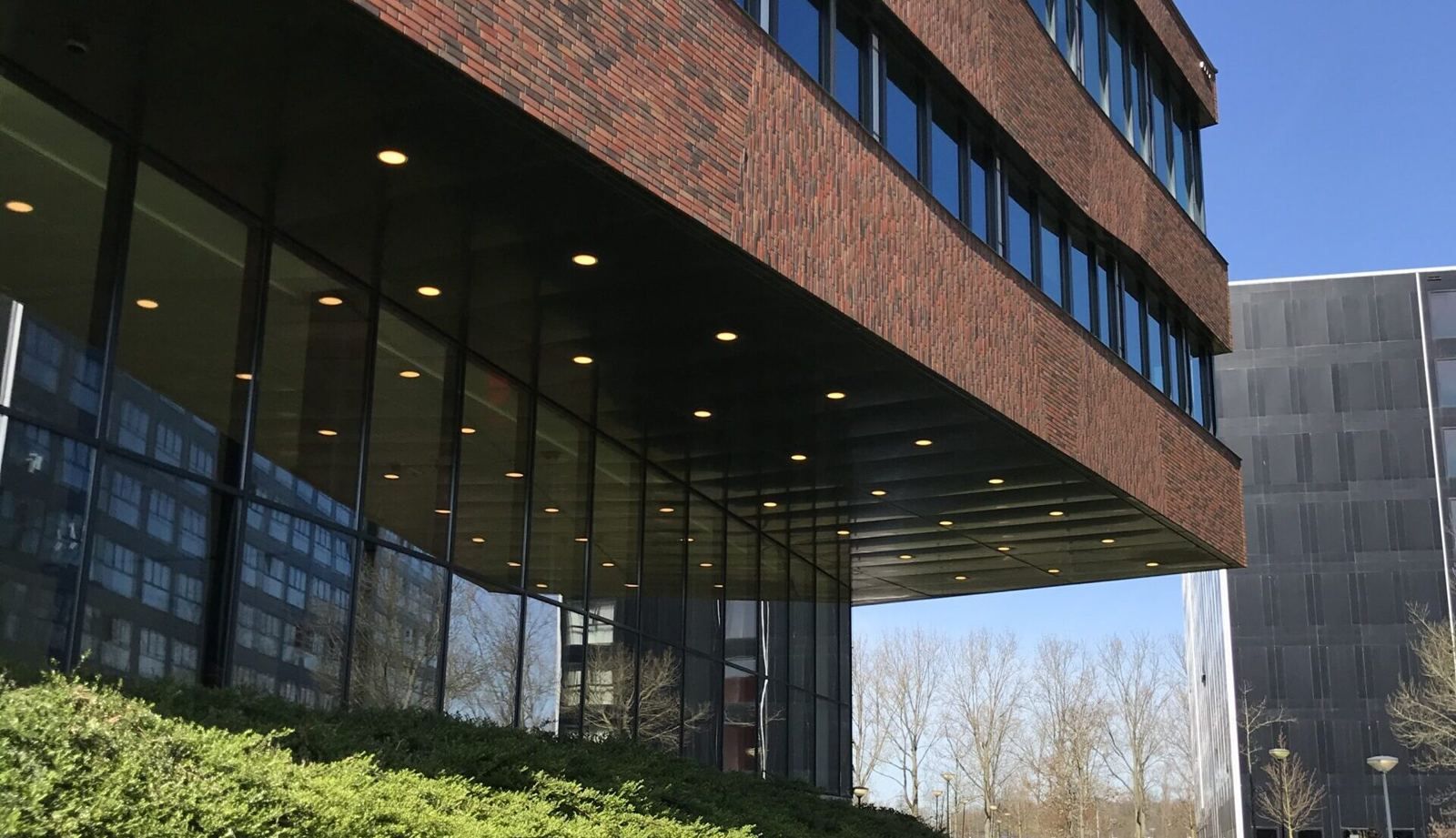 Gebouw met ledspots onder de overkapping