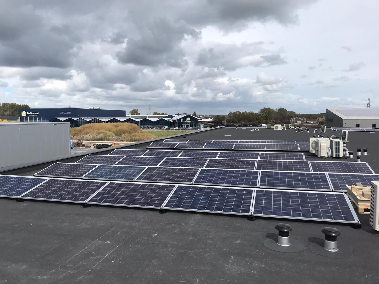 Zonnepanelen op het dak van het Lumenlight-pand aan De Boeg