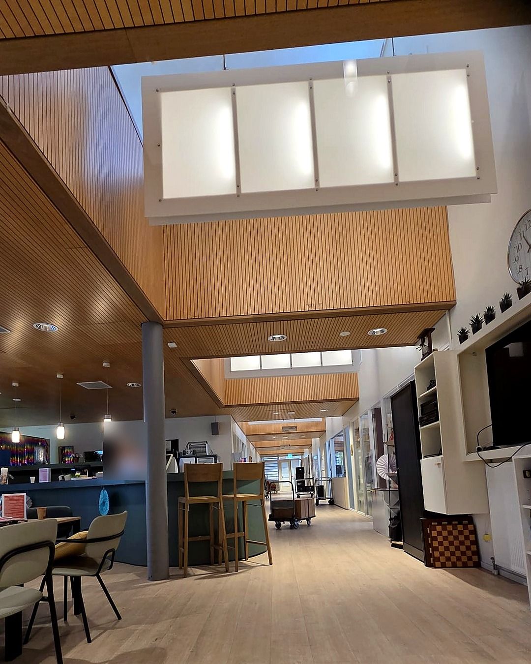 Atrium met lichtpaneel en downlights