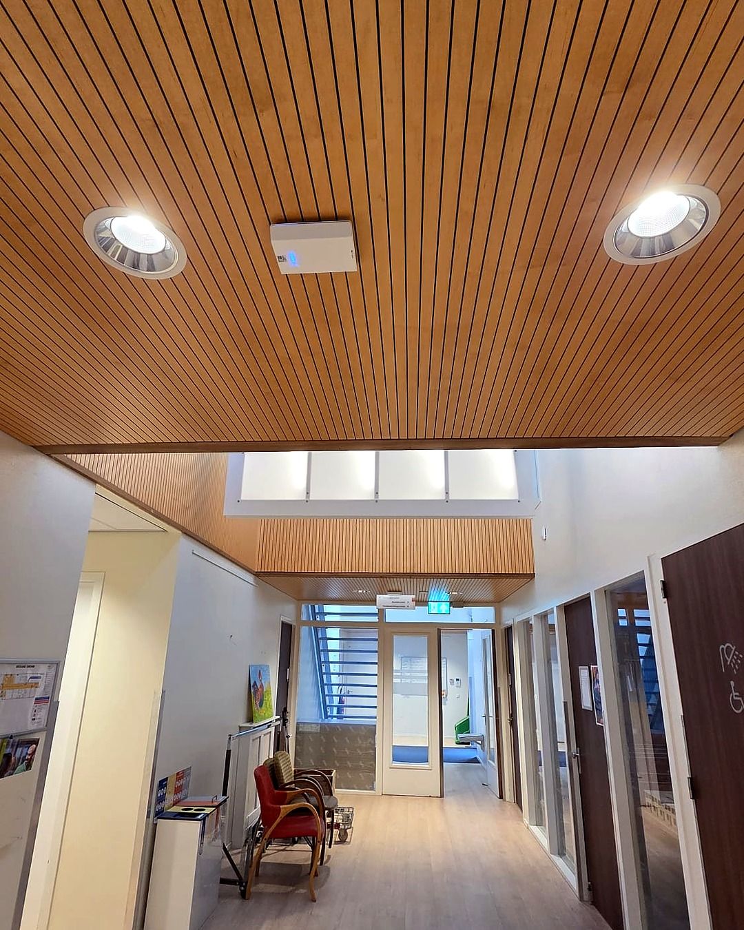 Gang met downlights in het houten plafond